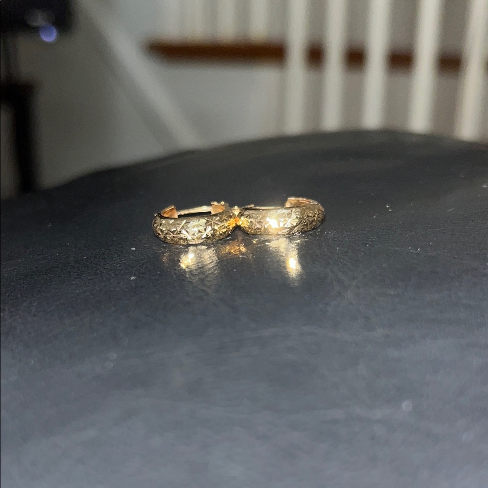 Elegant 14k Gold Small Hoop Earrings - Picture 5 of 7